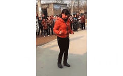 大妈跺脚跳舞尬舞 GIF 动图