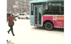 下雪天滑倒 GIF - 有一种痛，叫作南方人不懂北方人的痛！有些人走着走着就溜了