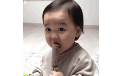 萌娃吃雪糕 GIF