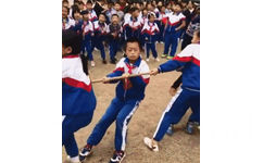 我是谁？我在哪？懵圈小学生拔河 GIF 动图